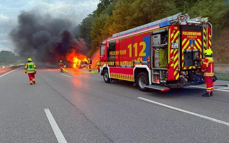 Auto brennt auf der A 81 bei Gärtringen vollständig aus