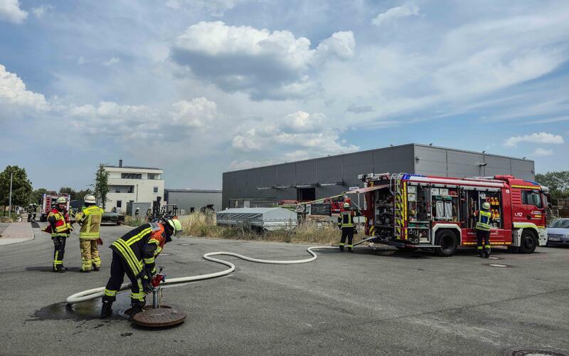 Großeinsatz der Feuerwehr: Mehrere Verletzte bei Firmenbrand in Nebringen