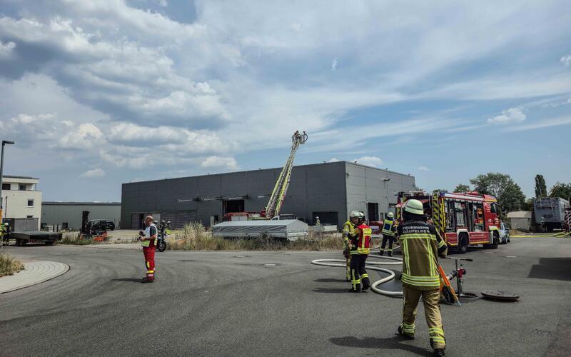 Großeinsatz der Feuerwehr: Mehrere Verletzte bei Firmenbrand in Nebringen