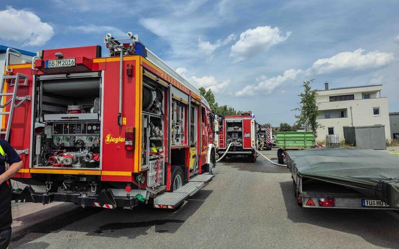 Großeinsatz der Feuerwehr: Mehrere Verletzte bei Firmenbrand in Nebringen