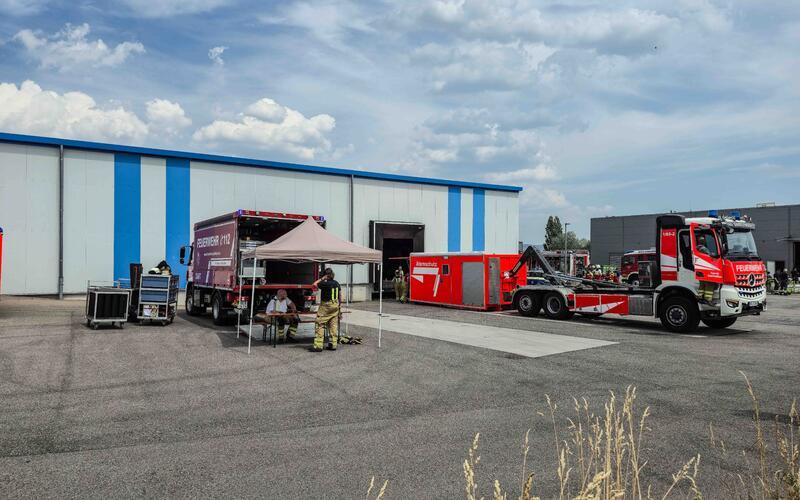 Großeinsatz der Feuerwehr: Mehrere Verletzte bei Firmenbrand in Nebringen