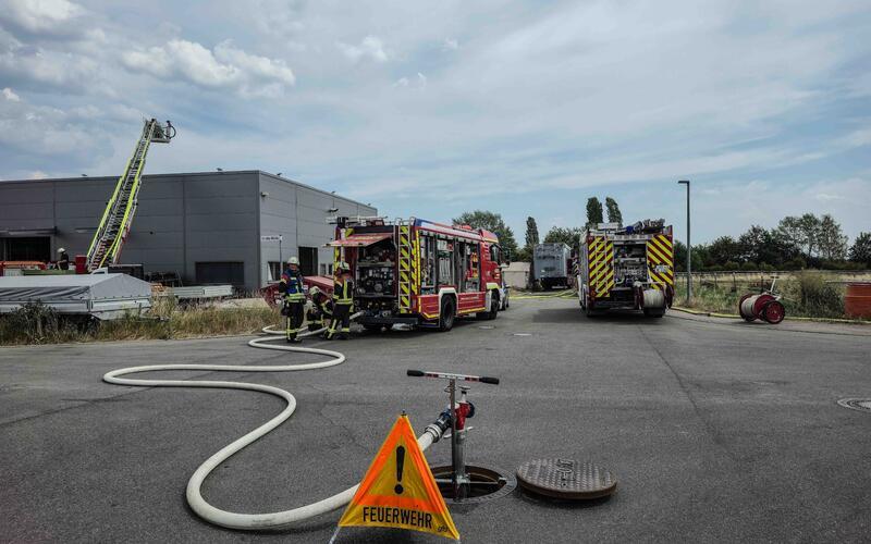Großeinsatz der Feuerwehr: Mehrere Verletzte bei Firmenbrand in Nebringen