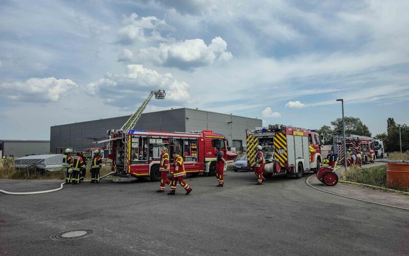 Großeinsatz der Feuerwehr: Mehrere Verletzte bei Firmenbrand in Nebringen
