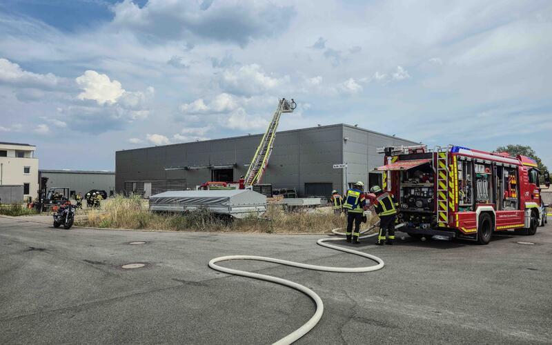 Großeinsatz der Feuerwehr: Mehrere Verletzte bei Firmenbrand in Nebringen