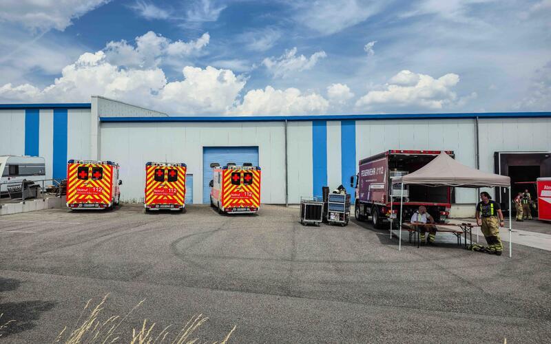 Großeinsatz der Feuerwehr: Mehrere Verletzte bei Firmenbrand in Nebringen