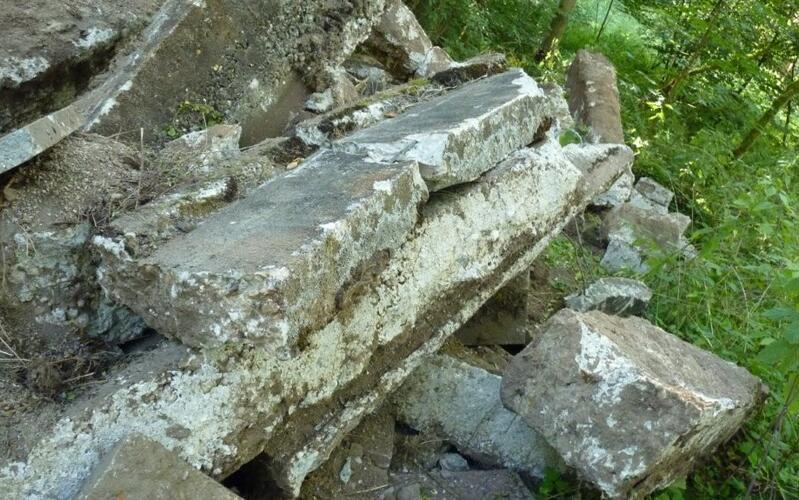 Betonbruchstücke im Deckenpfronner Gemeindewald entsorgt