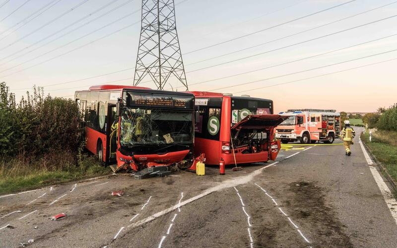Linienbus wird bei Unfall auseinandergerissen: Drei Verletzte