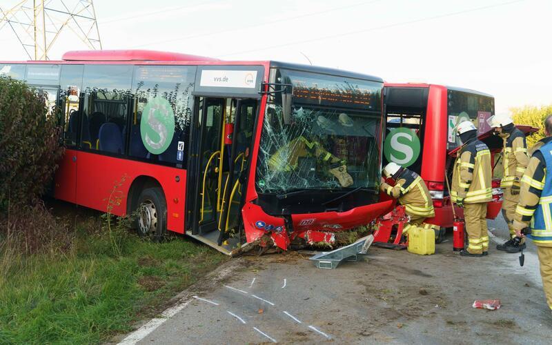 Linienbus wird bei Unfall auseinandergerissen: Drei Verletzte