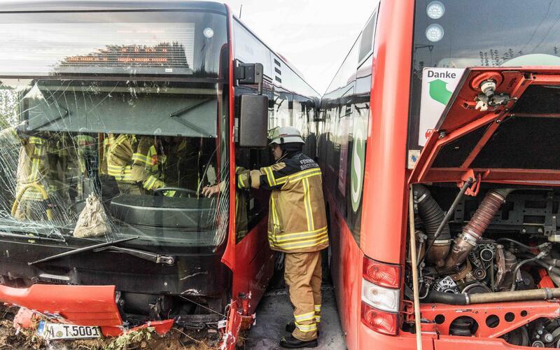 Linienbus wird bei Unfall auseinandergerissen: Drei Verletzte