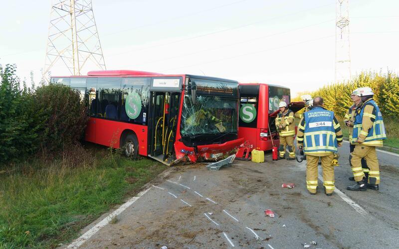 Linienbus wird bei Unfall auseinandergerissen: Drei Verletzte