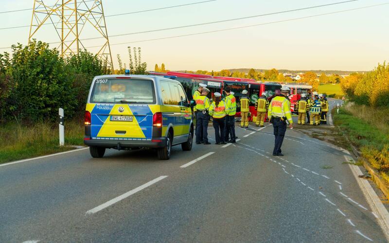 Linienbus wird bei Unfall auseinandergerissen: Drei Verletzte