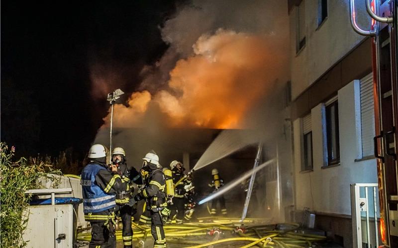 Großeinsatz bei Garagenbrand: Angrenzendes Gebäude gerade nicht bewohnbar