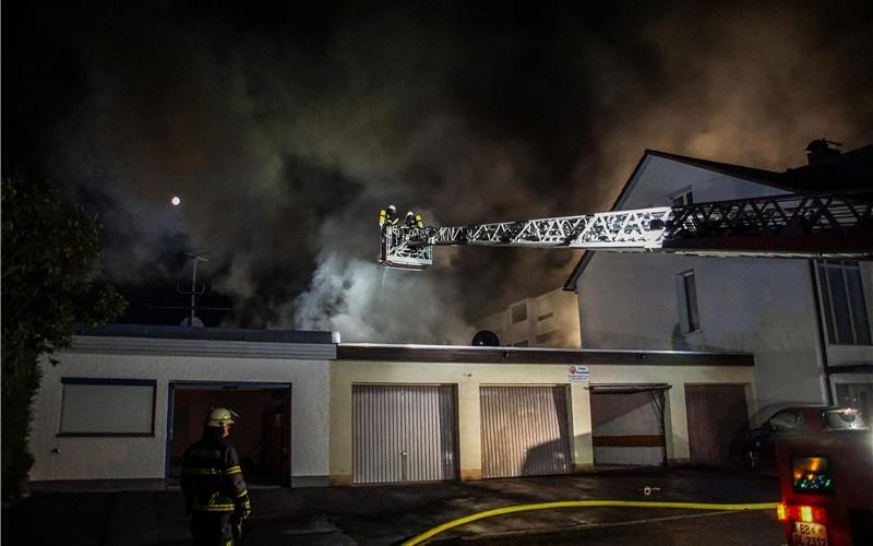 Großeinsatz bei Garagenbrand: Angrenzendes Gebäude gerade nicht bewohnbar
