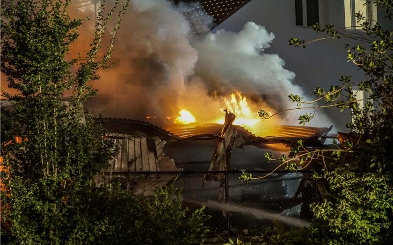 Großeinsatz bei Garagenbrand: Angrenzendes Gebäude gerade nicht bewohnbar