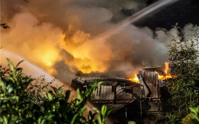 Großeinsatz bei Garagenbrand: Angrenzendes Gebäude gerade nicht bewohnbar
