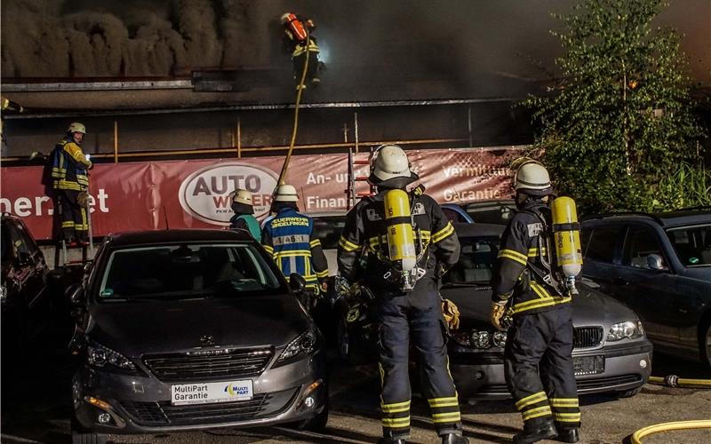Großeinsatz bei Garagenbrand: Angrenzendes Gebäude gerade nicht bewohnbar