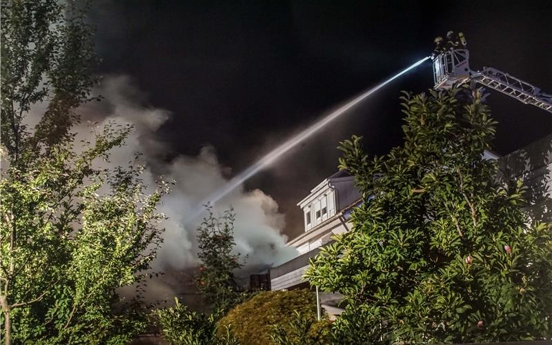 Großeinsatz bei Garagenbrand: Angrenzendes Gebäude gerade nicht bewohnbar