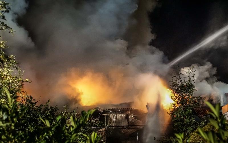 Großeinsatz bei Garagenbrand: Angrenzendes Gebäude gerade nicht bewohnbar