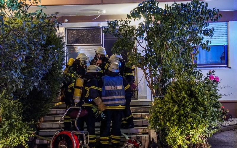 Großeinsatz bei Garagenbrand: Angrenzendes Gebäude gerade nicht bewohnbar
