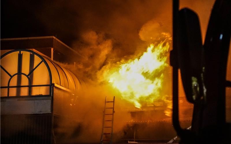 Großeinsatz bei Garagenbrand: Angrenzendes Gebäude gerade nicht bewohnbar