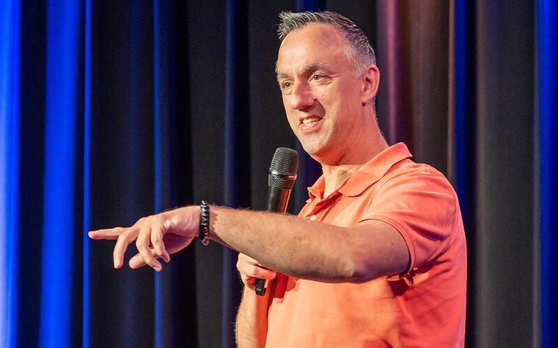 Wechselt fast unmerklich immer wieder zwischen Comedian und Pädagoge: Matthias Jung.GB-Foto: Vecsey