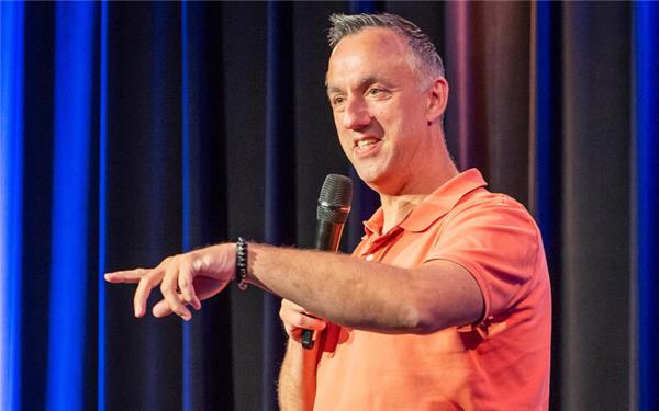 Wechselt fast unmerklich immer wieder zwischen Comedian und Pädagoge: Matthias Jung.GB-Foto: Vecsey