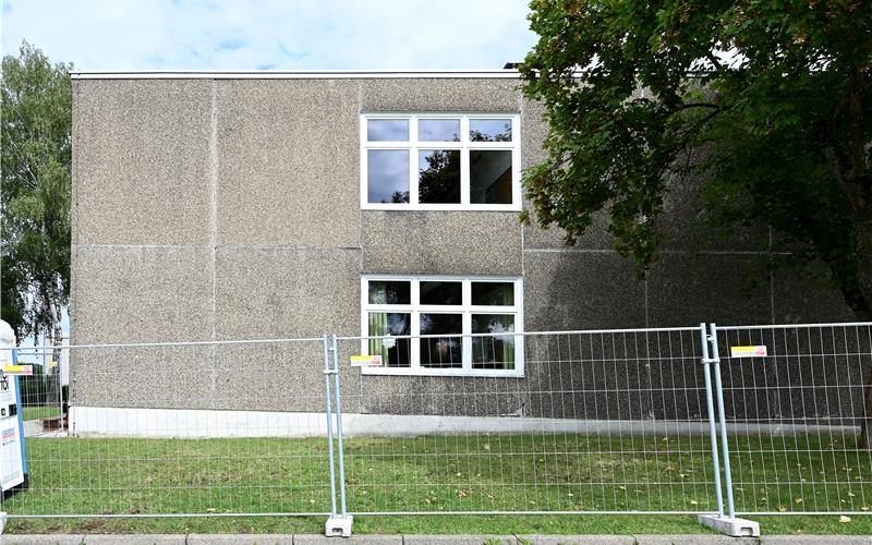 Wegen Wassereintritten muss die Westfassade der Schönbuchschule saniert werden. Die Arbeiten haben am Mittwoch – dem letzten Schultag – mit dem Aufbau einer Absperrung und eines Gerüsts begonnen. GB-Foto: Holom