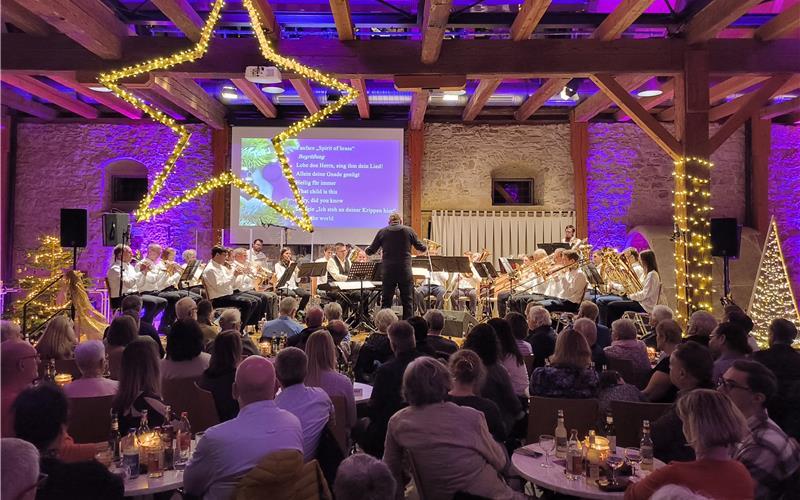 Weihnachtliche Stimmung herrschte in der gut gefüllten Zehntscheuer. GB-Foto: Straub