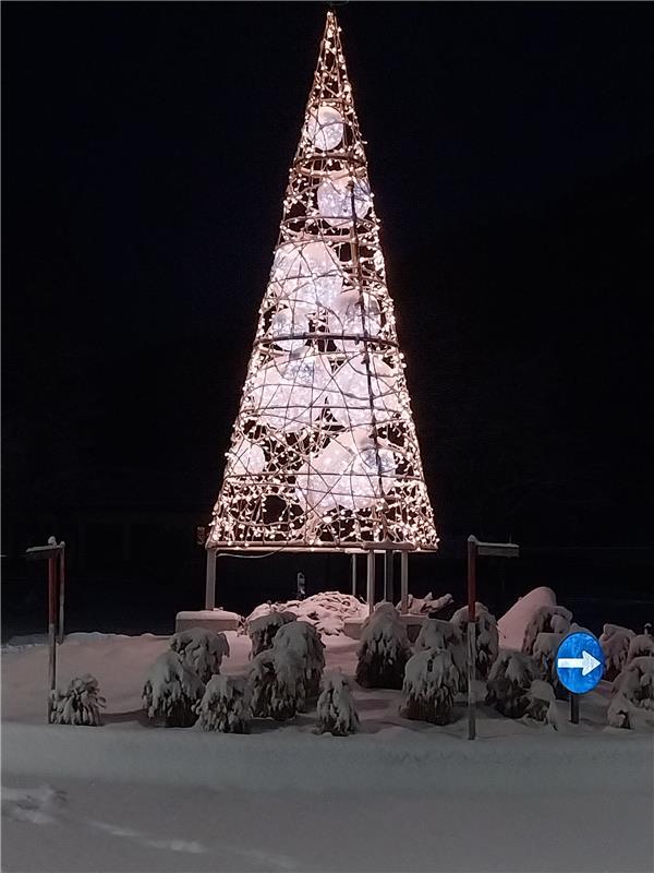 Weihnachtlicher Kreisverkehr in der Ortsmitte von Kirchdorf/Tirol.  Von Andreas ...