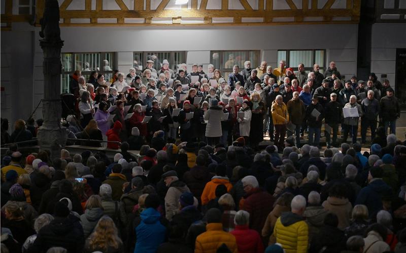 Weihnachtssingen der Chöre auf dem Marktplatz in Herrenberg: Diese langjährige Tradition wurde auch am gestrigen Sonntagabend fortgesetzt.GB-Foto: Holom