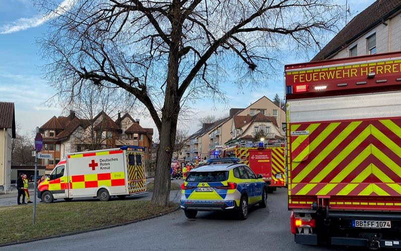 Kurzer Feuerwehreinsatz nach Balkonbrand in Herrenberg Weil Kunststoffmobiliar auf dem Balkon eines Mehrfamilienhauses brannte, musste die Feuerwehr ausrücken. Der Brand war schnell gelöscht. GB-Foto: gb