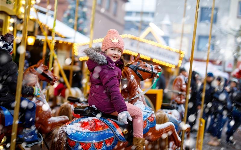 Weil es keine Weihnachtsmärkte und andere Winterevents gibt, kommt die Schaustellerei zum Erliegen – nicht nur zum Bedauern von Kindern, die gerne Karussell fahren GB-Foto: Irina Schmidt/Stock-adobe