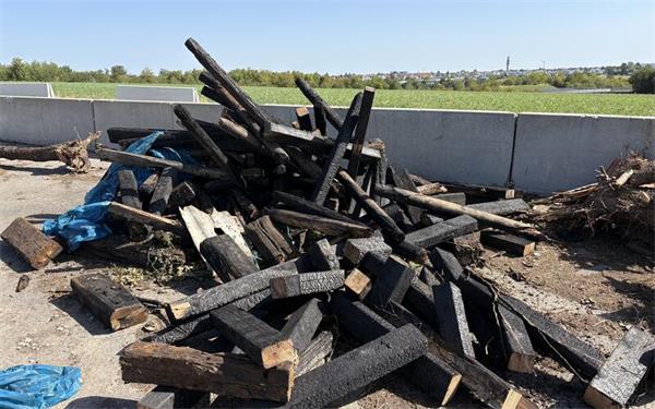 Welleternit und Eisenbahnschwellen wurden unter Reisig versteckt. GB-Foto: Polizei