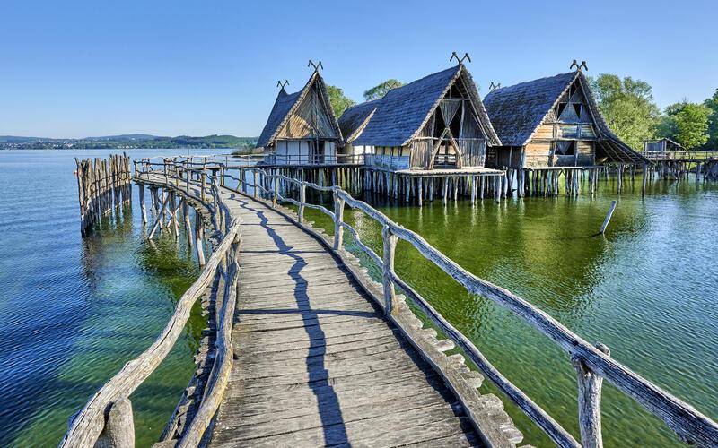 Weltkulturerbe und Kinokulisse: Die Pfahlbauten in Unteruhldingen am Bodensee.GB-Foto: DZT/Florian Trykowski