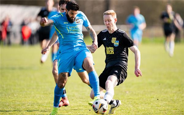 Wendelsheims Patrick Francisco (links) klärt gegen einschussbereiten Marcel Schmid von der SG Poltringen/Pfäffingen. GB-Foto: Eibner/Ulmer