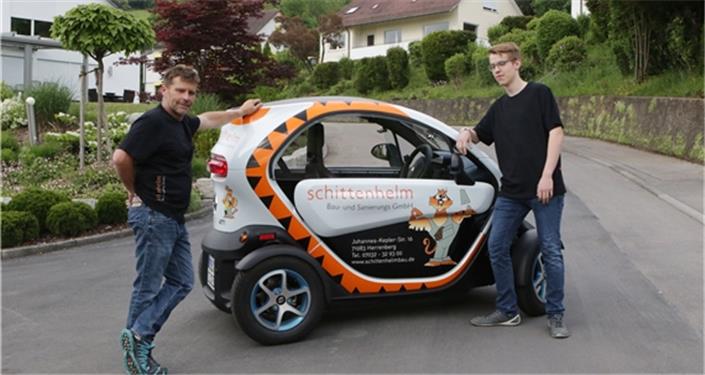 Wendig, kleinund elektrisch: Jürgen Schittenhelm und sein Sohn Max mit dem neuen Dienstwagen,der bald auch mit Sonnenstrombetankt wirdGB-Foto: Bäuerle