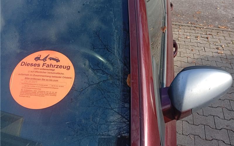Wenn Autos nicht mehr zugelassen sind, dürfen sie nicht mehr im öffentlichen Raum abgestellt werden (das Bild zeigt einen Fall in Herrenberg). GB-Foto: gb
