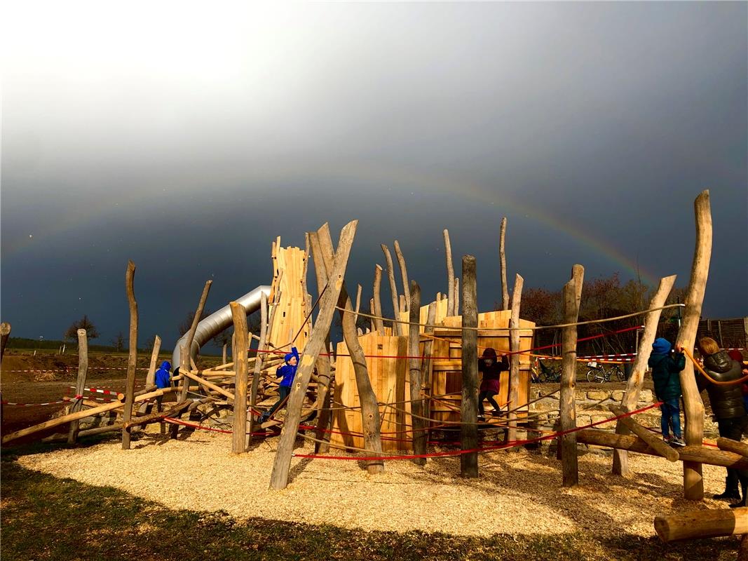 Wenn der Regen die Sonne trifft:  Spielplatz mit Flair im Herrenberger Längenhol...