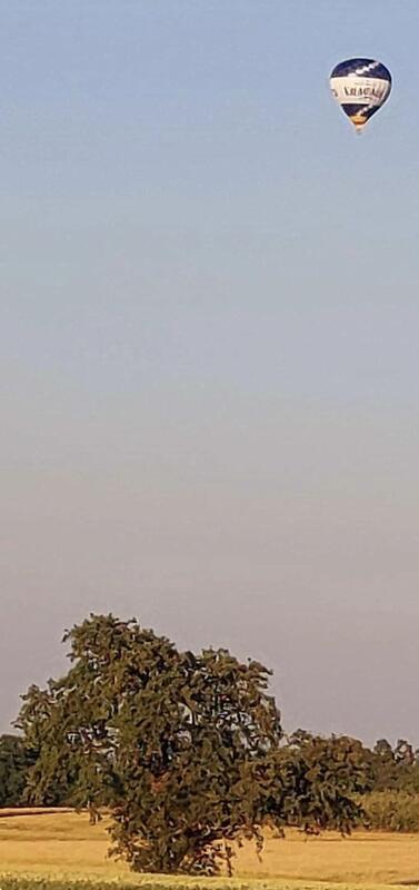Wenn ein bunter Ballon den wolkenlosen Himmel säumt. Von Rainer Bruckner aus Her...
