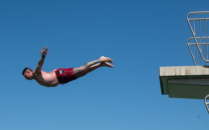 Wenn es richtig heiß ist, gleicht der Sprung ins frische Freibadwasser fast einer Erlösung.GB-Foto: Schmidt