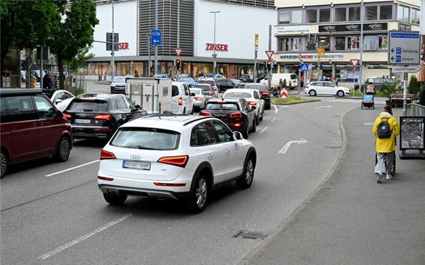 Wenn hier die Feuerwehr von hinten mit Blaulicht heranrauscht und die Kreuzung geradeaus oder nach links überqueren will, wird’s kompliziert. GB-Foto: Holom