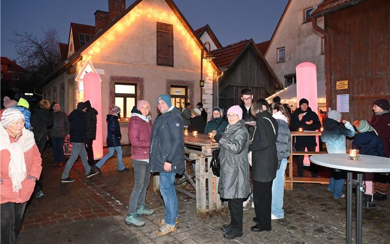 Wer bei der Oberjesinger Wintermeile das Lösungswort für das Quiz der Reihe nach finden wollte, begann am Stand der evangelischen Kirchengemeinde. GB-Foto: Reichert