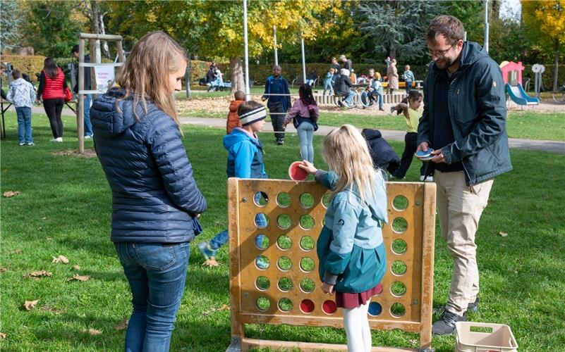 Wer gewinnt bei „Vier gewinnt“? Auch im Otto’schen Garten wird der Familientag gefeiert. GB-Foto: Vecsey