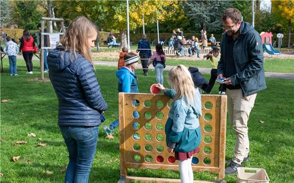 Wer gewinnt bei „Vier gewinnt“? Auch im Otto’schen Garten wird der Familientag gefeiert. GB-Foto: Vecsey