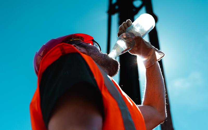 Wer in der Sommerhitze arbeitet, braucht jede Viertelstunde einen kräftigen Schluck Wasser. GB-Foto: IG BAU