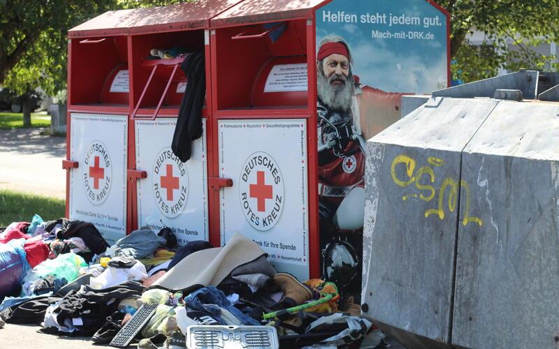 Wer räumt’s weg und wer bezahlt das Entsorgen der illegalen Müllablagerungen? Nicht der Nikolaus auf dem Motorrad, sondern das Deutsche Rote Kreuz, der Ammerbucher Bauhof und auch letztlich der Steuerzahler. GB-Foto: Baum