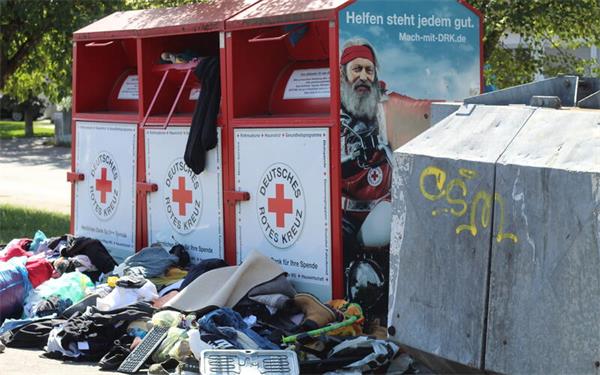 Wer räumt’s weg und wer bezahlt das Entsorgen der illegalen Müllablagerungen? Nicht der Nikolaus auf dem Motorrad, sondern das Deutsche Rote Kreuz, der Ammerbucher Bauhof und auch letztlich der Steuerzahler. GB-Foto: Baum