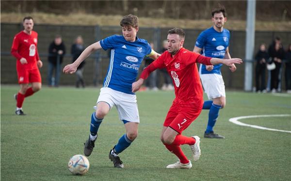 Wer schnappt sich den Ball? Kuppingens Jakob Schwanke (blau) gegen Nufringens Timo Tropsch. GB-Foto: Schmidt