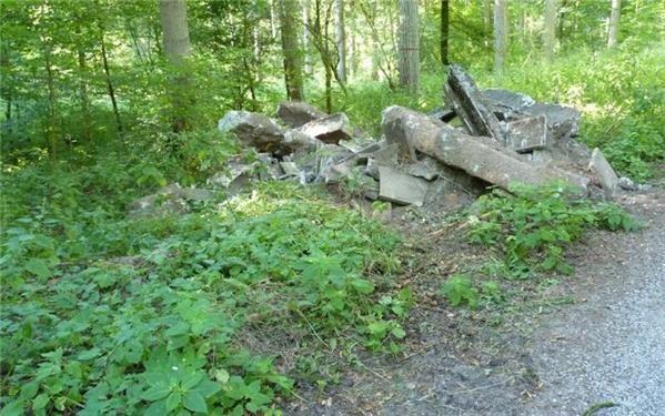 Wer weiß etwas zu der illegalen Betonablagerung? GB-Fotos: gb