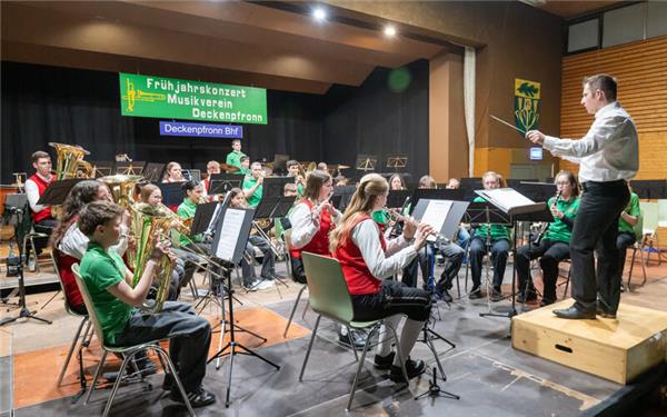 Werke aus „Dschungelbuch“, „Sissi – Kaiserin von Österreich“ oder „Starlight Express“ erklingen in der Deckenpfronner Gemeindehalle, als der Musikverein sein Frühjahrskonzert gibt. Hier die Jugendkapelle unter der Leitung von Christoph Visel. GB-Foto: Vecsey